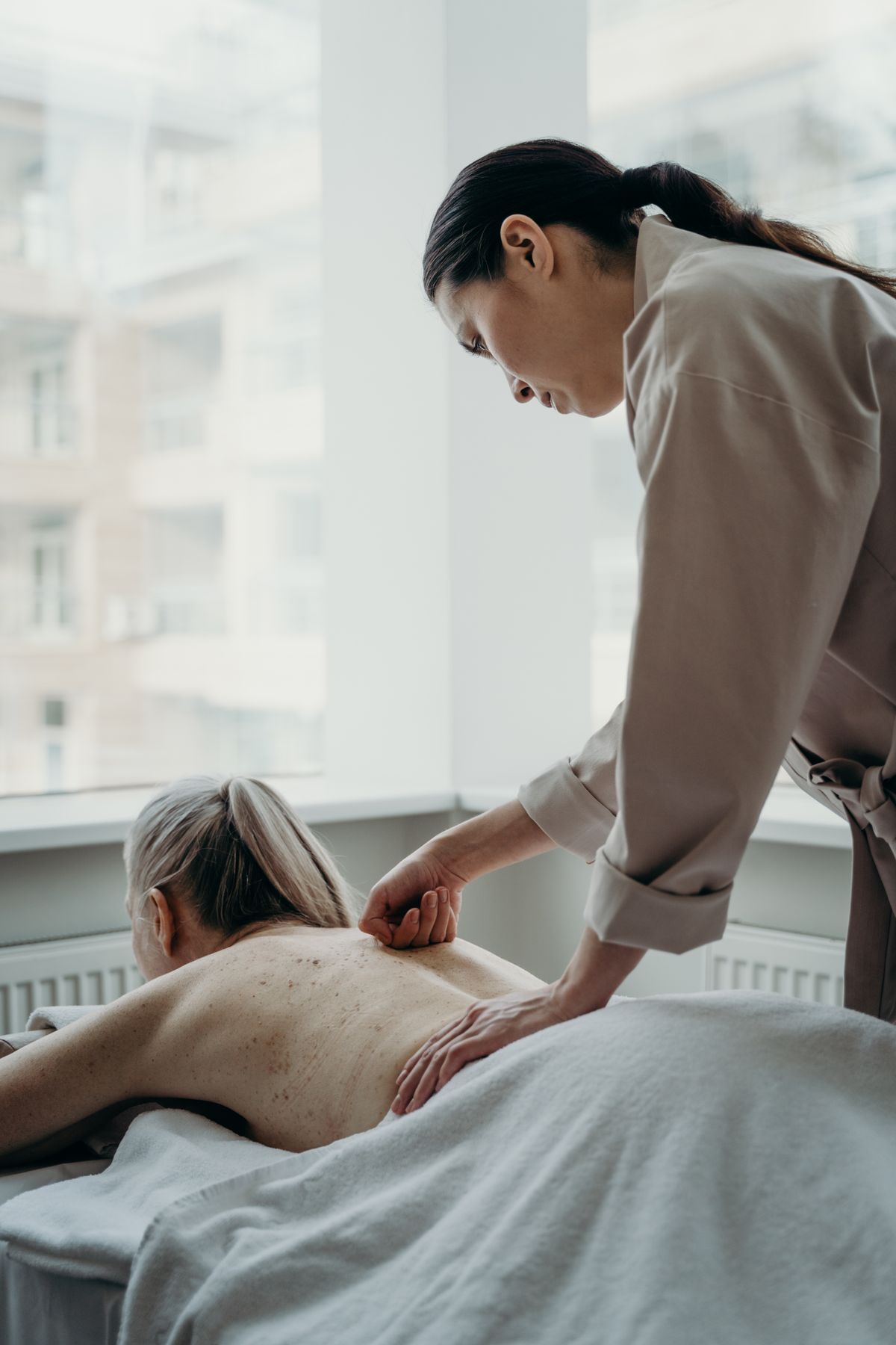 Hands on structural osteopathy and spinal mobilisation